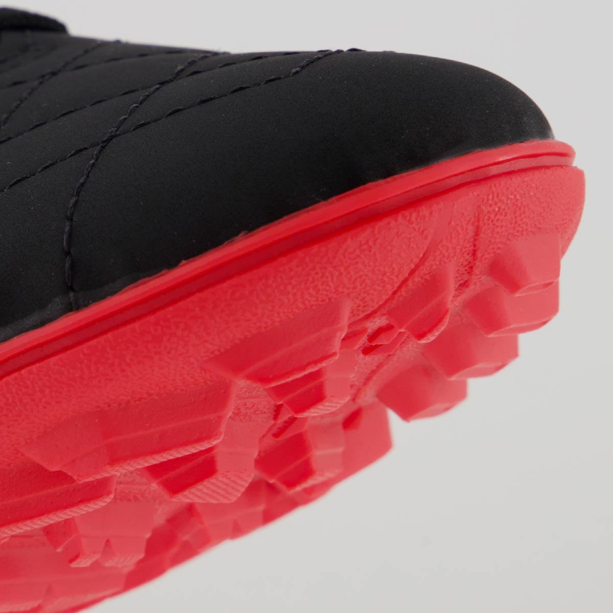 Chuteira Umbro Neo Striker Society Preta e Vermelha Preto/Vermelho 8