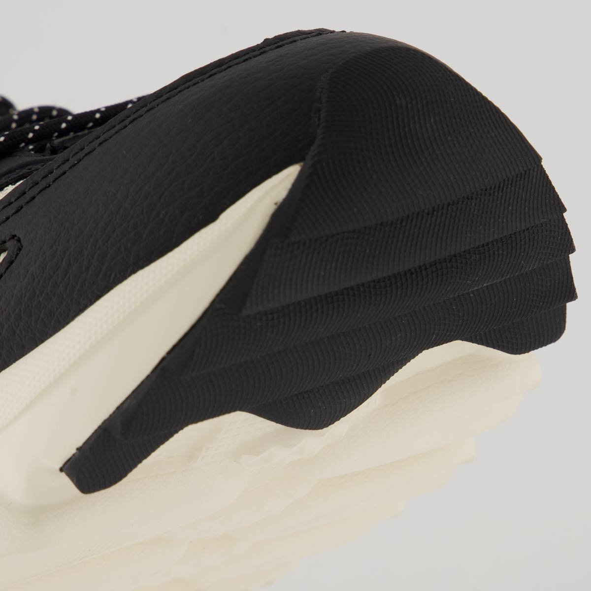 Tênis Fila Venture Tracer 2 Preto e Bege Preto/Bege 8