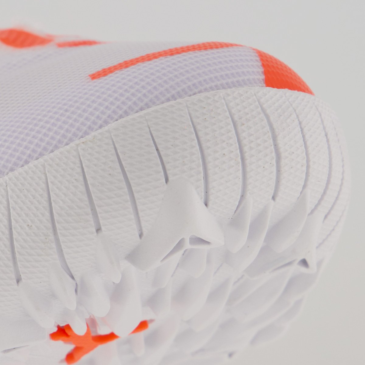 Chuteira Puma Ultra 5 Match TT Society Branca e Laranja Branco/Laranja 8