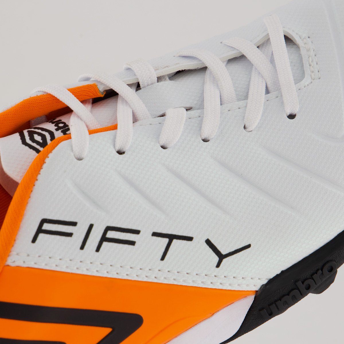 Chuteira Umbro Fifty VI Society Branca e Laranja Branco/Laranja 7
