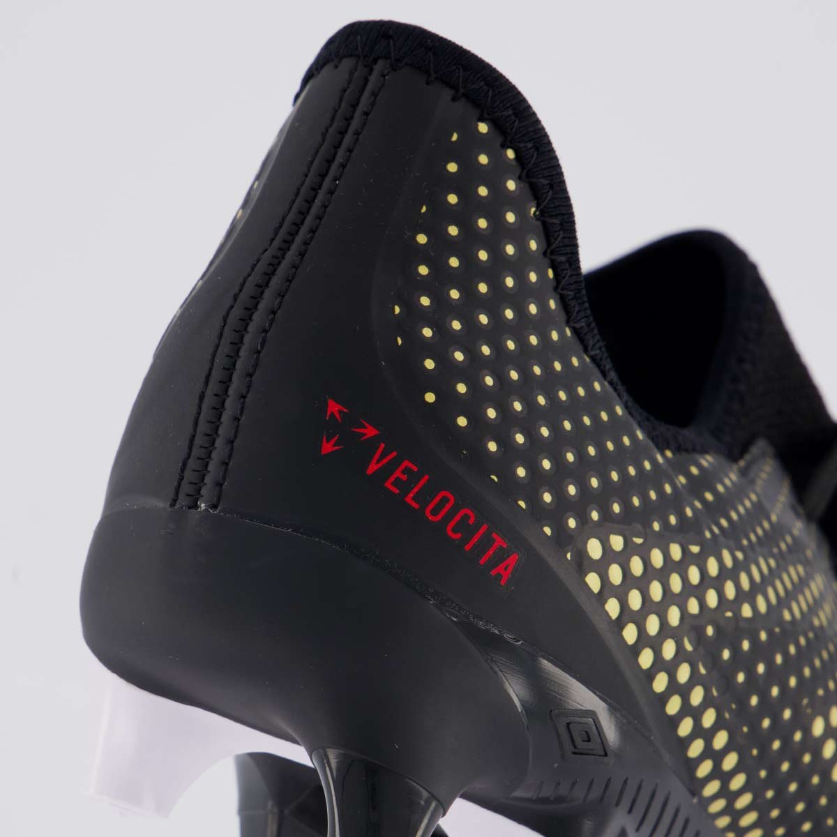 Chuteira Umbro Velocita IX Club Campo Preta e Dourada Preto/Dourado 6