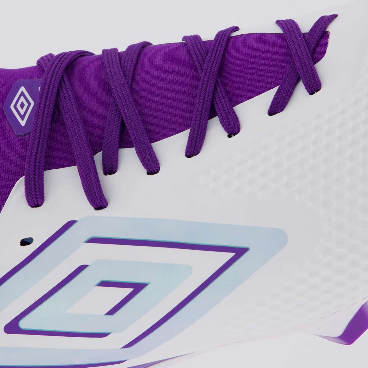 Chuteira Umbro Adamant Top Speed Club Campo Branca e Roxa Banco/Roxo 7