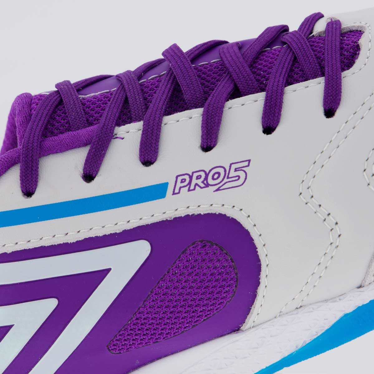 Chuteira Umbro Pro 5 Bump Futsal Branca e Roxa Banco/Roxo 7