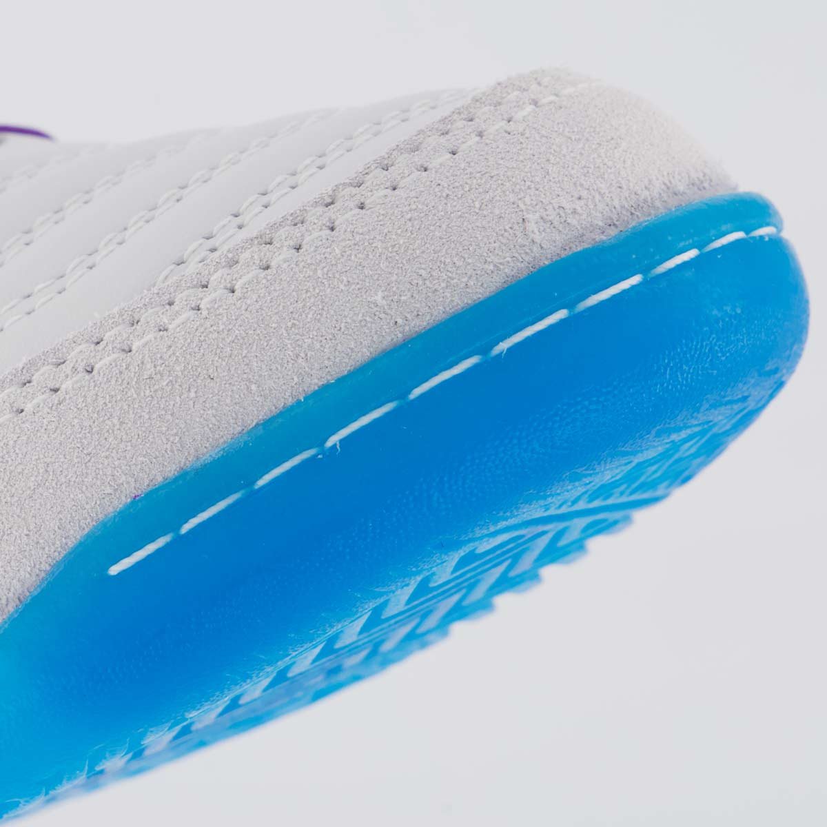 Chuteira Umbro Pro 5 Bump Futsal Branca e Roxa Banco/Roxo 8