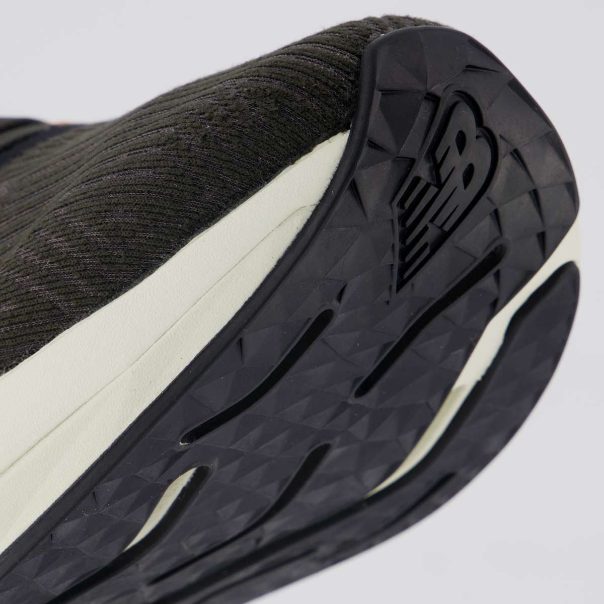 Tênis New Balance Fuelcell Propel V5 Preto e Laranja Preto/Laranja 8