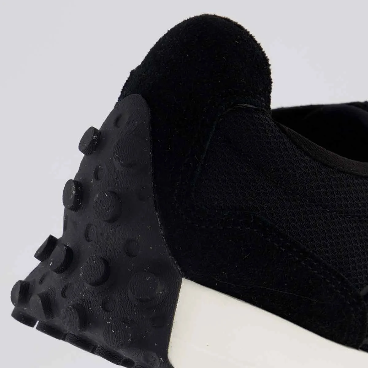 Tênis New Balance 327V1 Branco e Preto Preto 6
