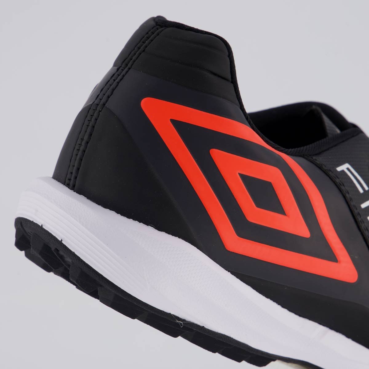 Chuteira Umbro Fifty VI Society Preta Preto 6