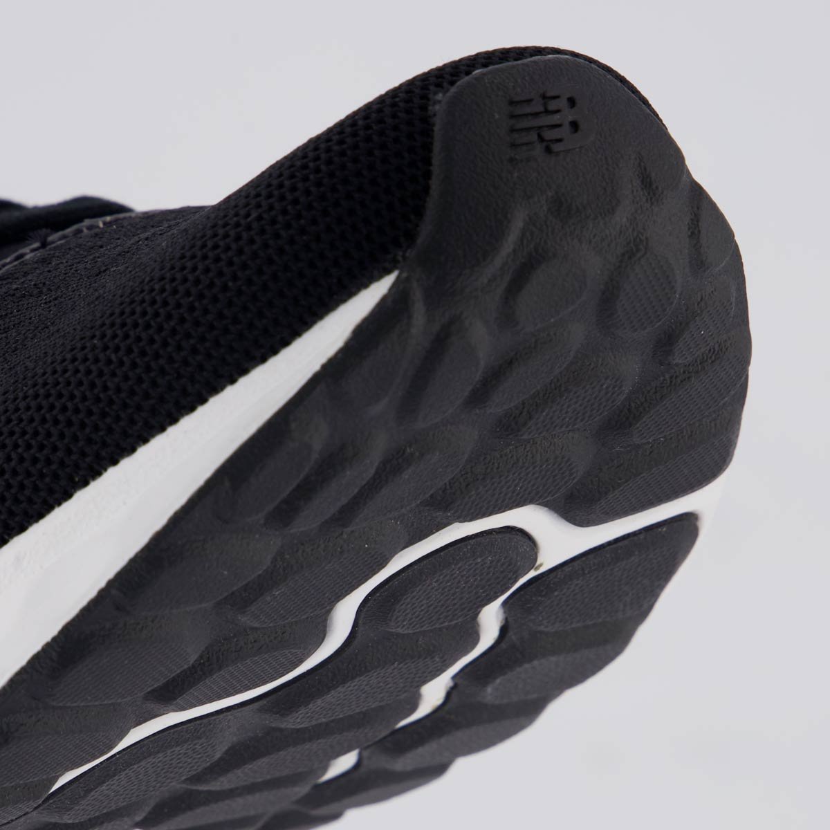 Tênis New Balance Fresh Foam Arishi V4 Preto e Prata Preto/Prata 8