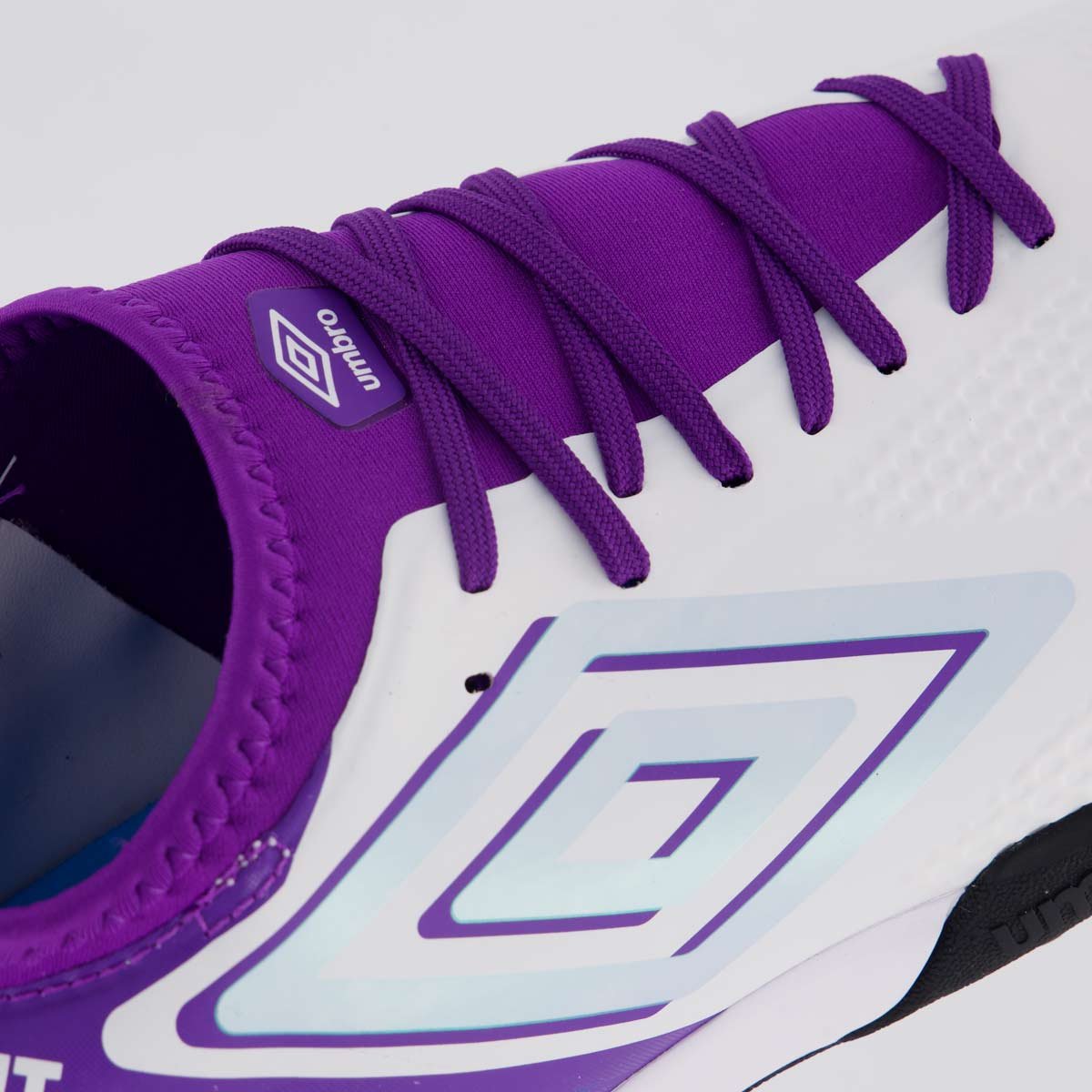 Chuteira Umbro Adamant Top Speed Club Society Branca e Roxa Banco/Roxo 7
