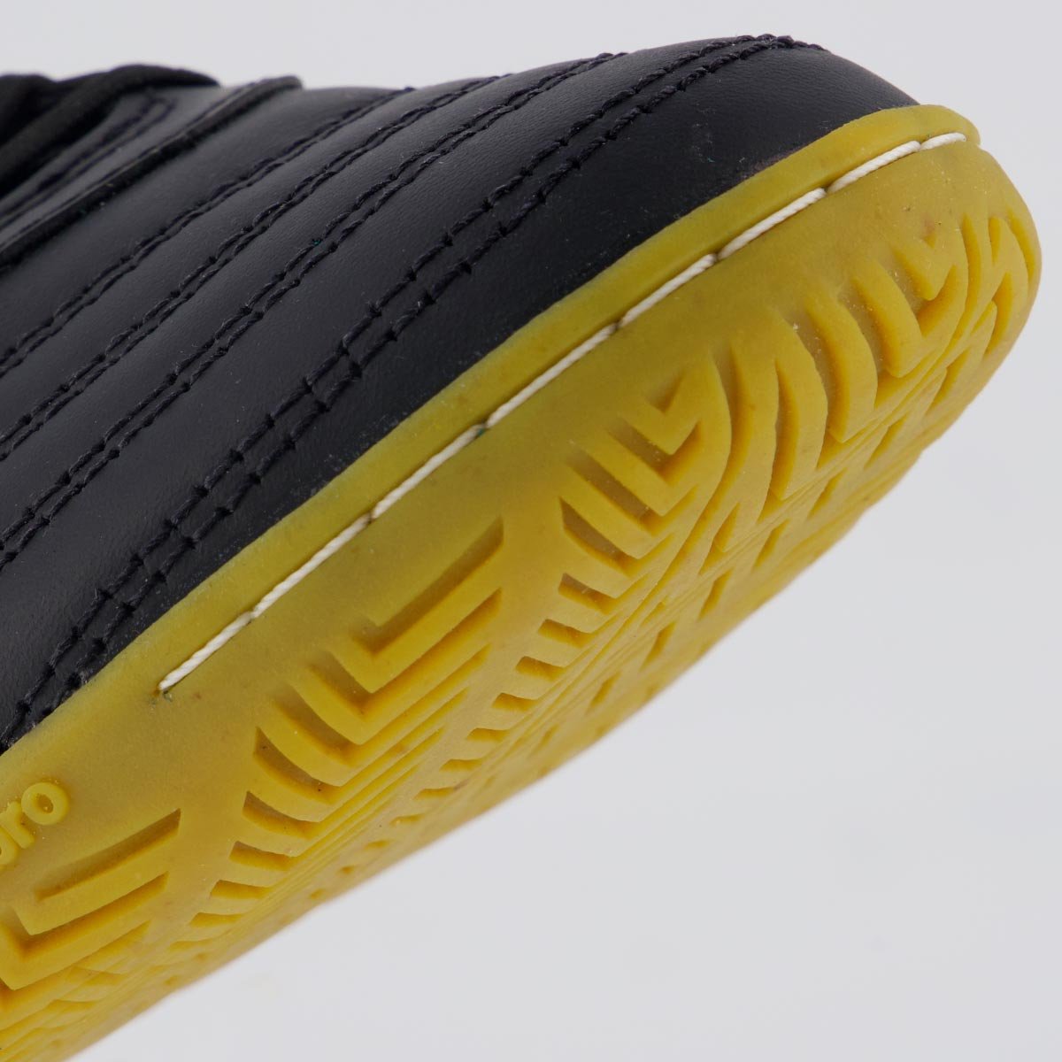 Chuteira Umbro Tocco III Premier Futsal Preta e Branca Preto/Branco 4