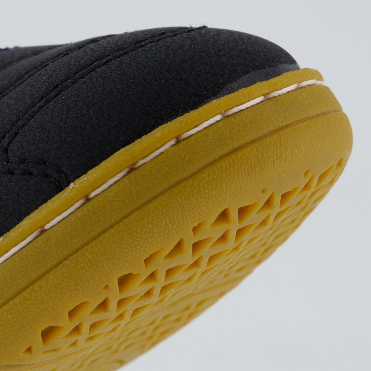 Chuteira Umbro Adamant Master Class Club Futsal Preta e Vermelha Preto/Vermelho 8