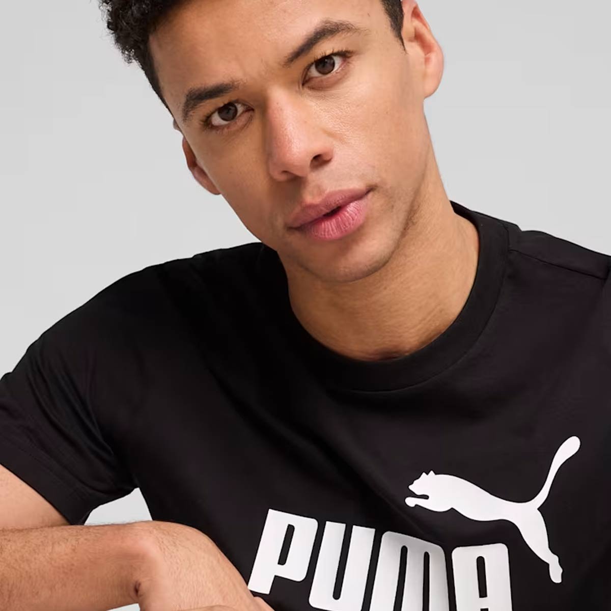 Camiseta Puma ESS NO. 1 Logo Preto Preto 4