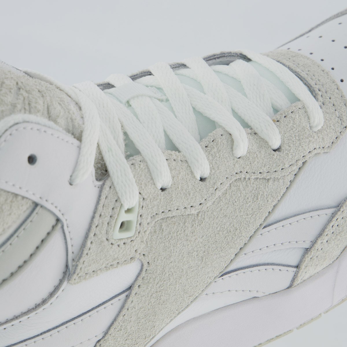Tênis Reebok BB 4000 II Mid Branco e Bege Branco/Bege 7