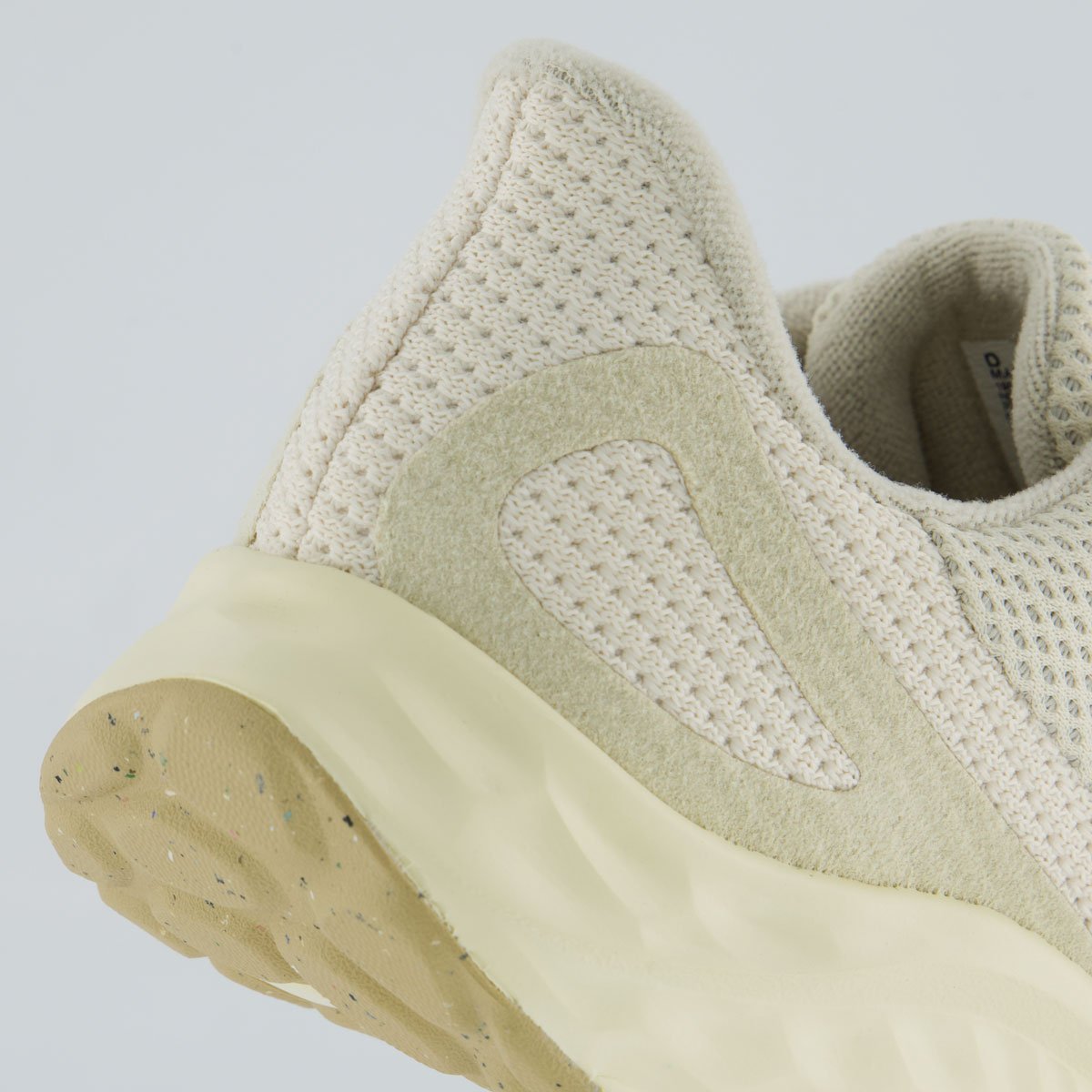 Tênis New Balance Fresh Foam Arishi V4 Branco Bege 6