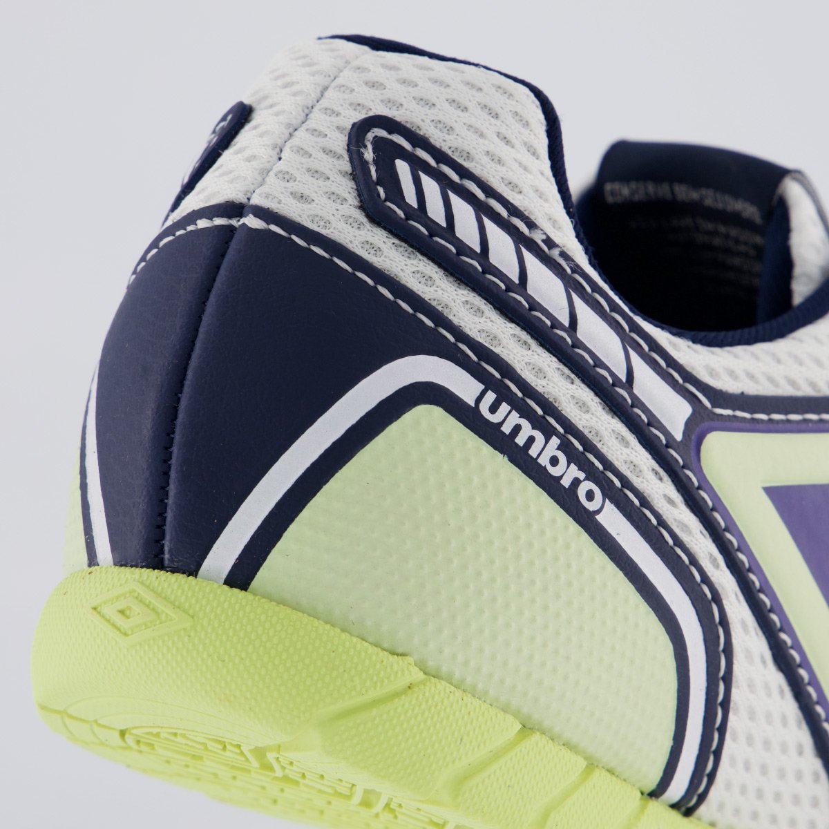 Chuteira Umbro Skill Futsal Branca e Marinho Branco/Marinho 6
