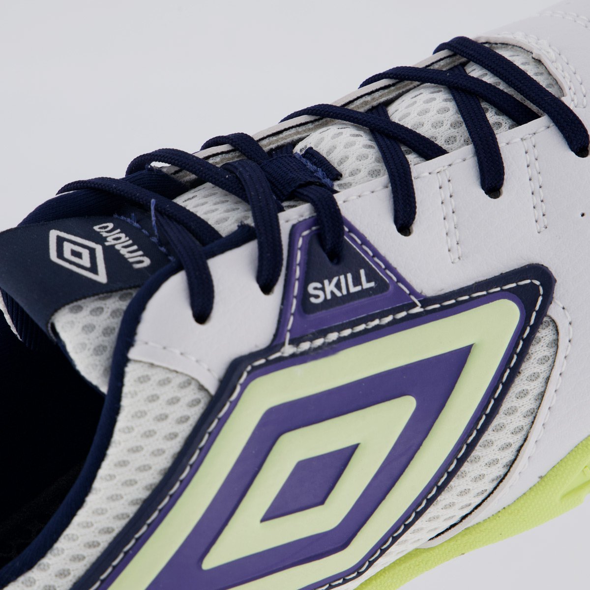 Chuteira Umbro Skill Futsal Branca e Marinho Branco/Marinho 7