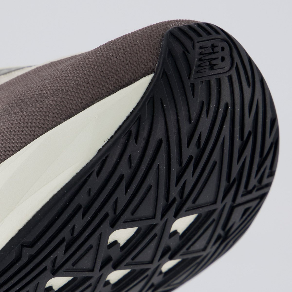 Tênis New Balance Fuelcell Rebel V5 Feminino Off White White/Cinza 8