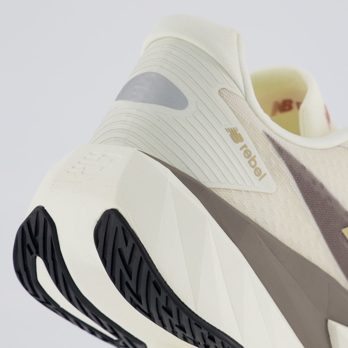 Tênis New Balance Fuelcell Rebel V5 Feminino Off White White/Cinza 6