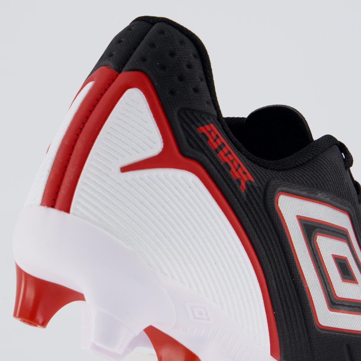 Chuteira Umbro Attak III Campo Preta e Vermelho Preto/Vermelho 6