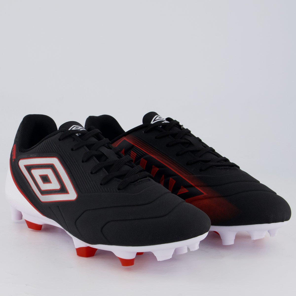 Chuteira Umbro Attak III Campo Preta e Vermelho