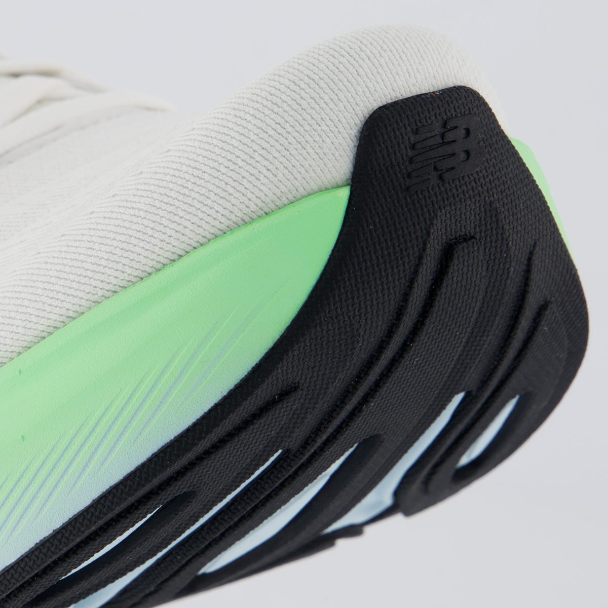 Tênis New Balance Fresh Foam X More V6 Feminino Off White e Verde White/Verde 8