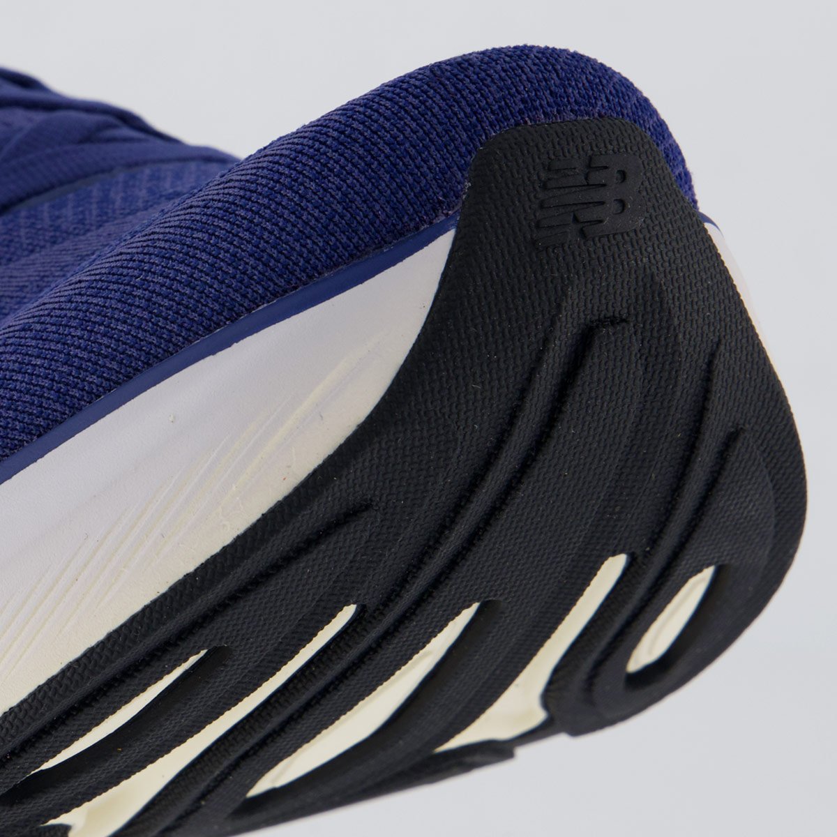 Tênis New Balance Fresh Foam X More V6 Feminino Roxo Azul 8