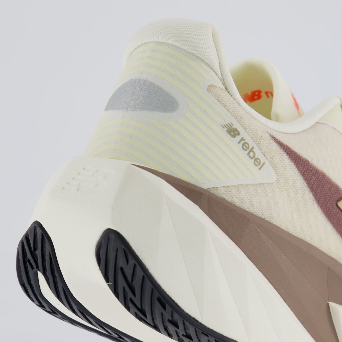 Tênis New Balance Fuelcell Rebel V5 Off White e Marrom Off White/Marrom 6