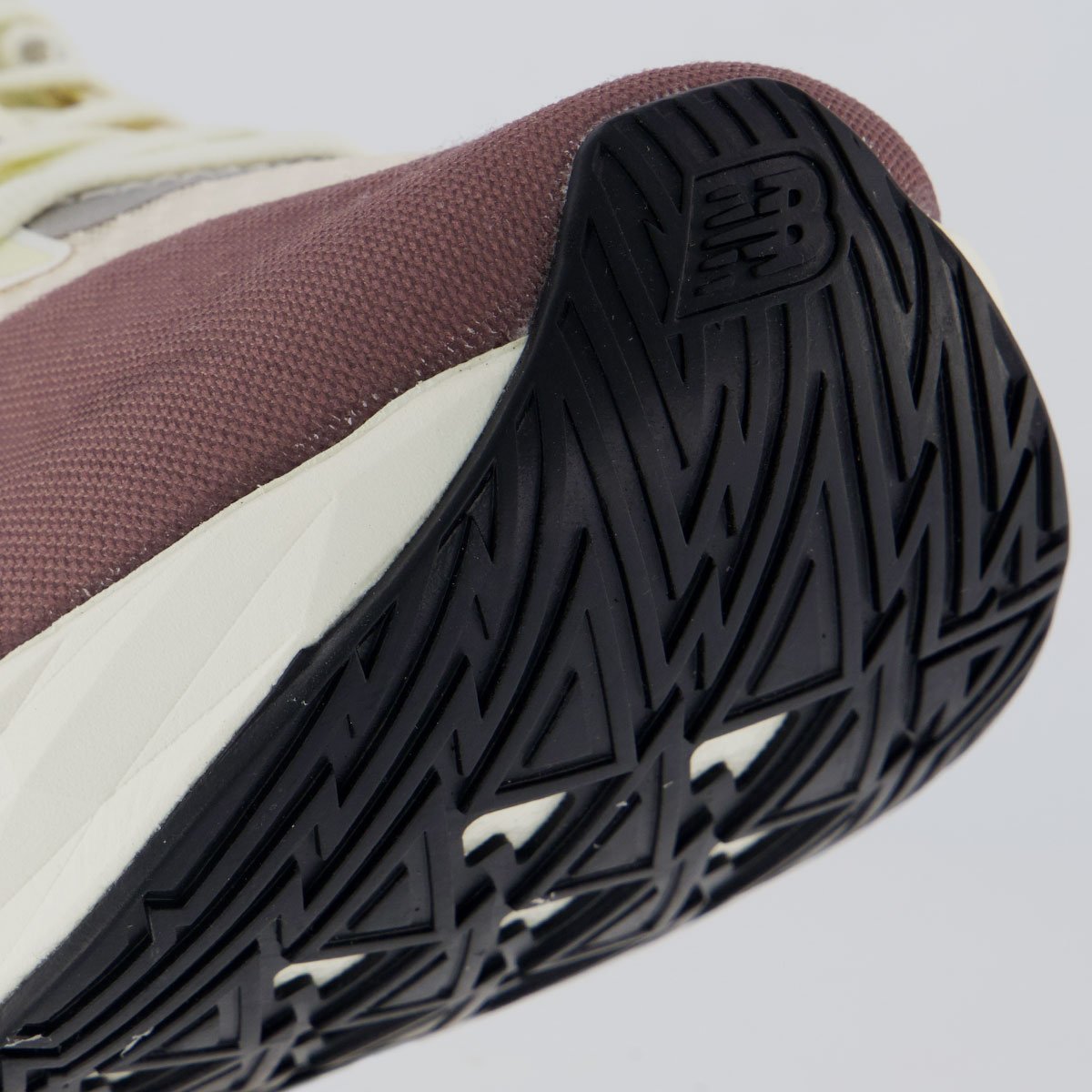 Tênis New Balance Fuelcell Rebel V5 Off White e Marrom Off White/Marrom 8