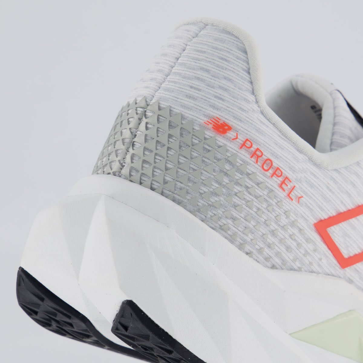 Tênis New Balance Fuelcell Propel V5 Feminino Branco e Coral Branco/Coral 6