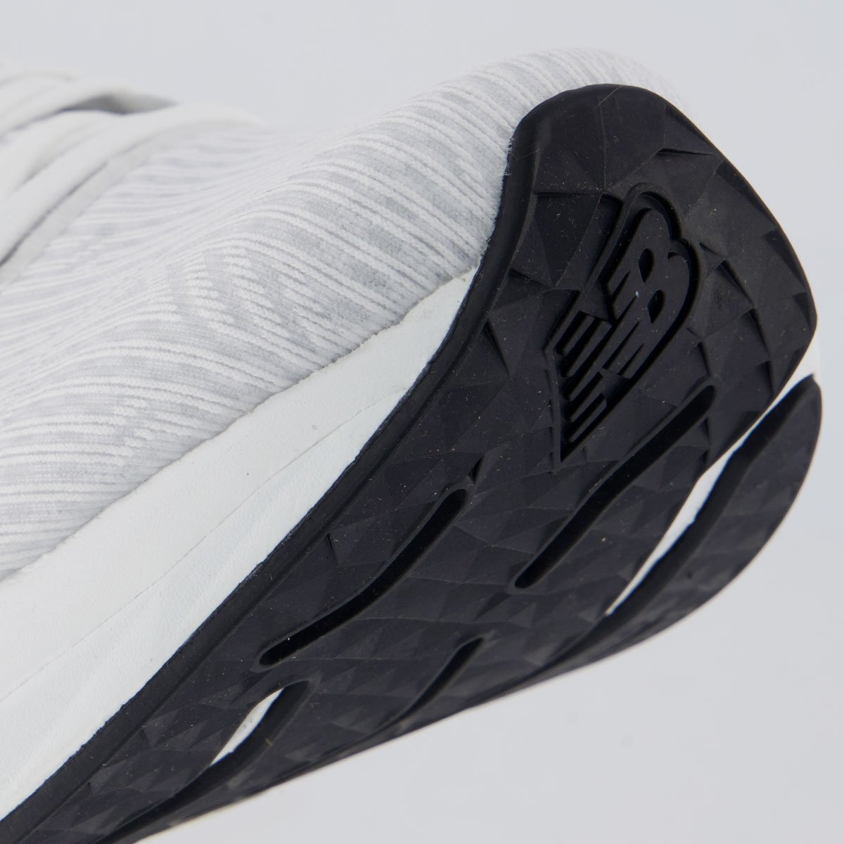 Tênis New Balance Fuelcell Propel V5 Feminino Branco e Coral Branco/Coral 8