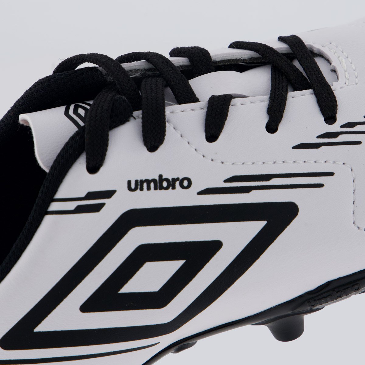 Chuteira Umbro Brave Campo Juvenil Branca e Preta Branco/Preto 7