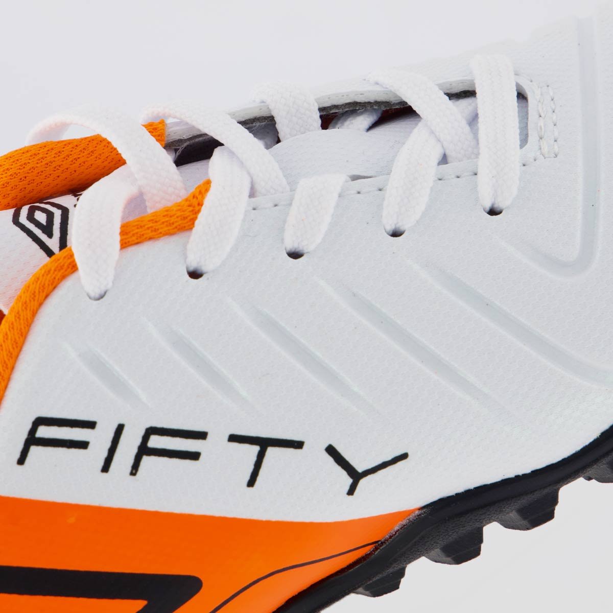 Chuteira Umbro Fifty VI Society Juvenil Branca e Laranja Branco/Laranja 7