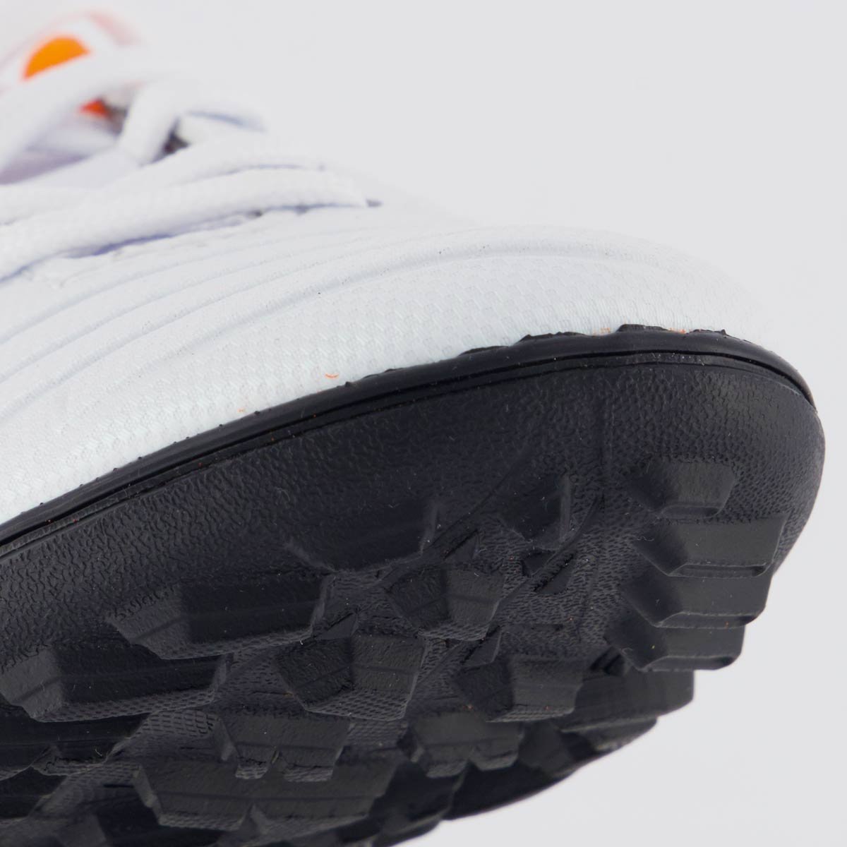 Chuteira Umbro Fifty VI Society Juvenil Branca e Laranja Branco/Laranja 8