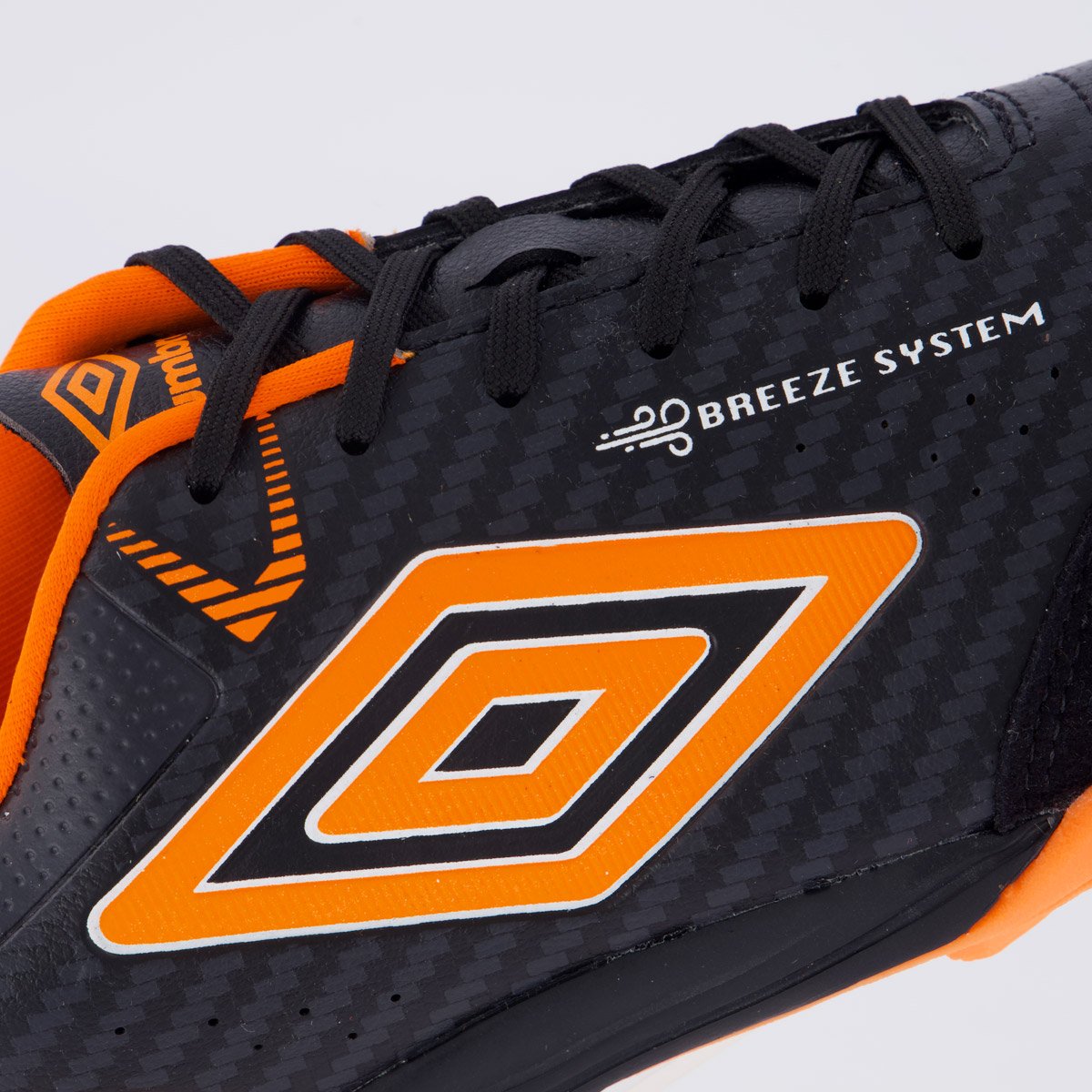Chuteira Umbro Neo-Confort Society Preta e Laranja Preto/Laranja