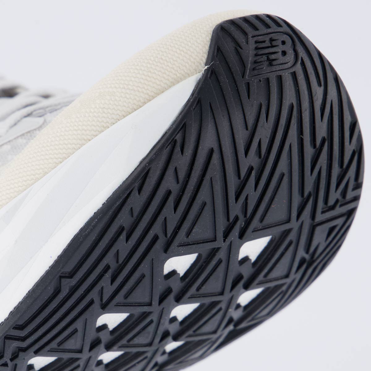 Tênis New Balance Fuelcell Rebel V5 Feminino Bege Bege/Cinza 8