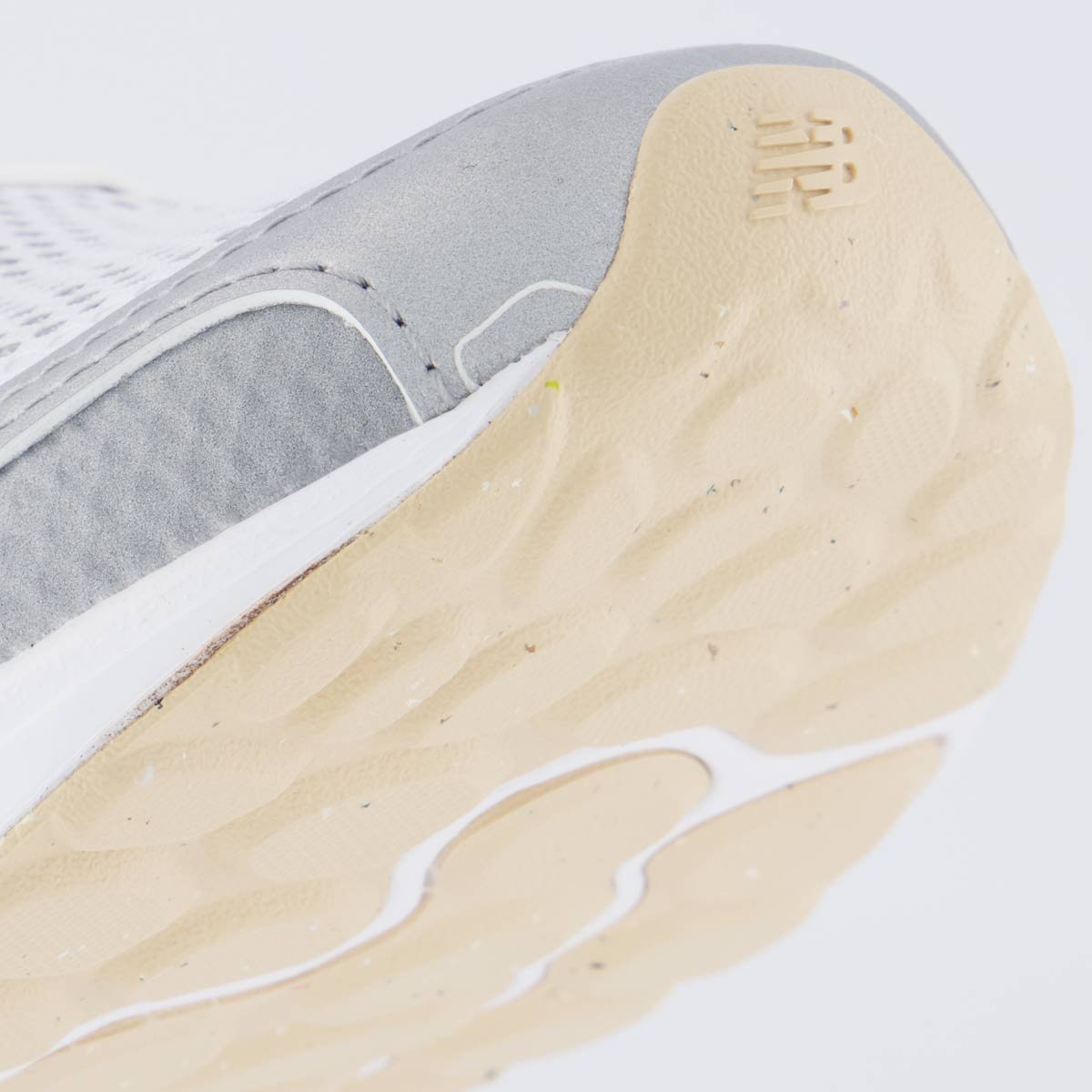 Tênis New Balance Fresh Foam Arishi V4 Prata Cinza/Branco 8