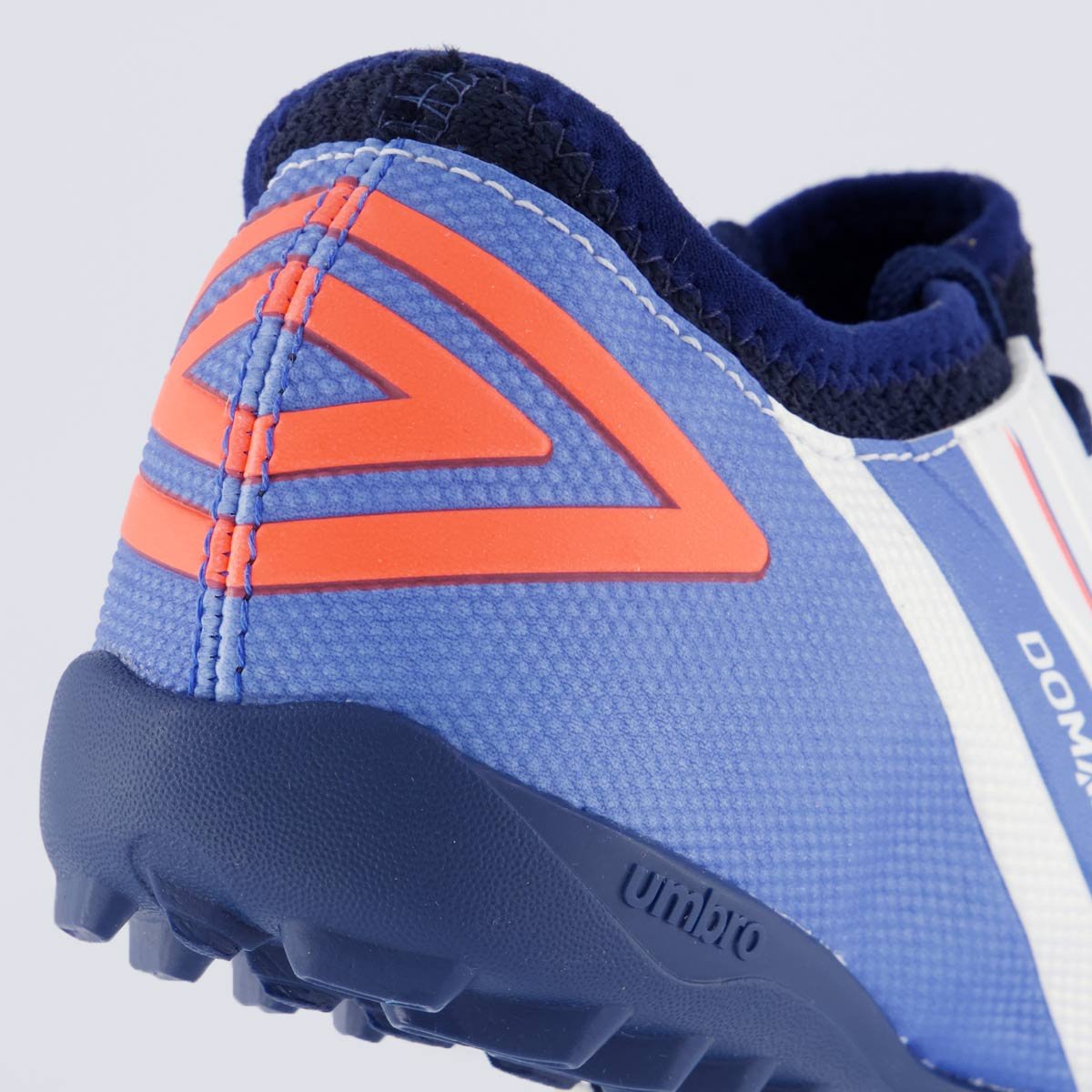 Chuteira Umbro Domain Society Juvenil Prata e Azul Branco/Azul/Laranja 6