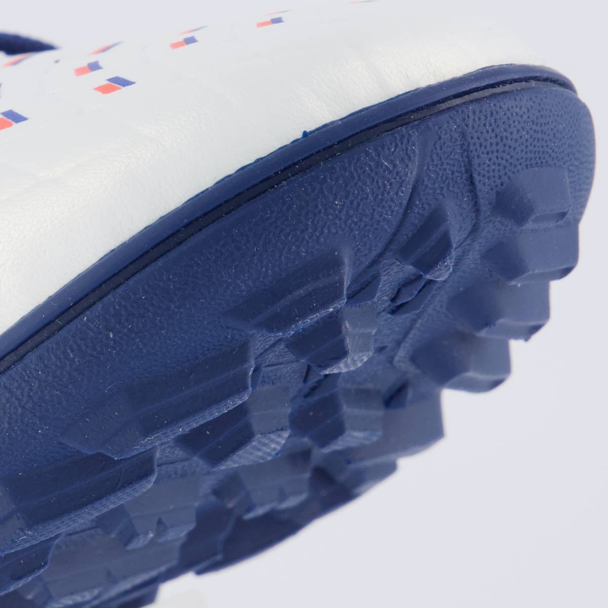 Chuteira Umbro Domain Society Juvenil Prata e Azul Branco/Azul/Laranja 8