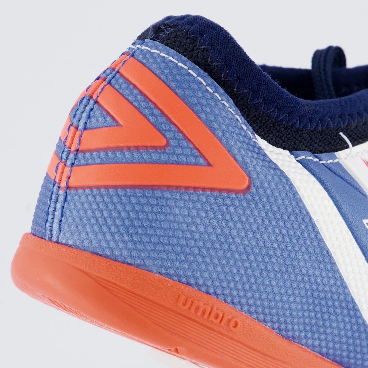 Chuteira Umbro Domain Futsal Juvenil Branca e Laranja Branco/Laranja/Azul 6