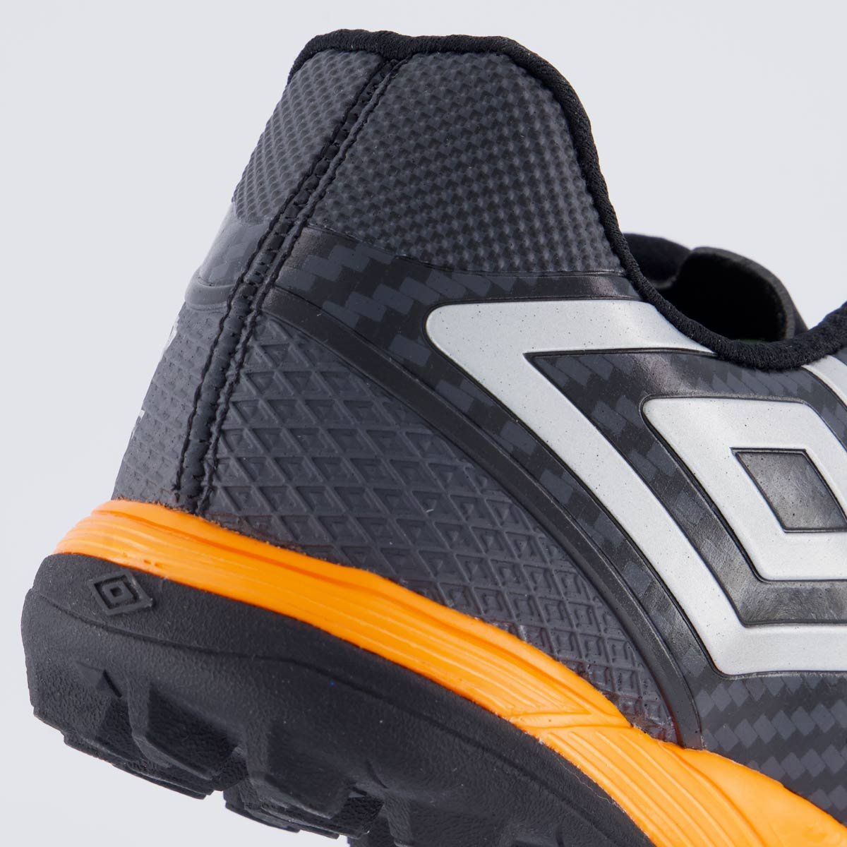 Chuteira Umbro Pro 5 Bump Club Society Preta e Laranja Preto/Laranja 6