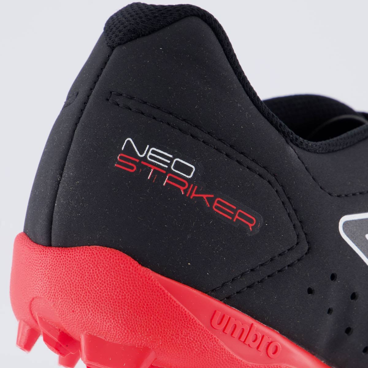 Chuteira Umbro Neo Striker Society I Preta e Vermelha Preto 6