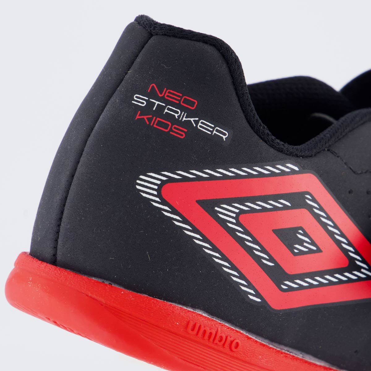 Chuteira Umbro Neo Striker Infantil Preta e Vermelha Preto 6