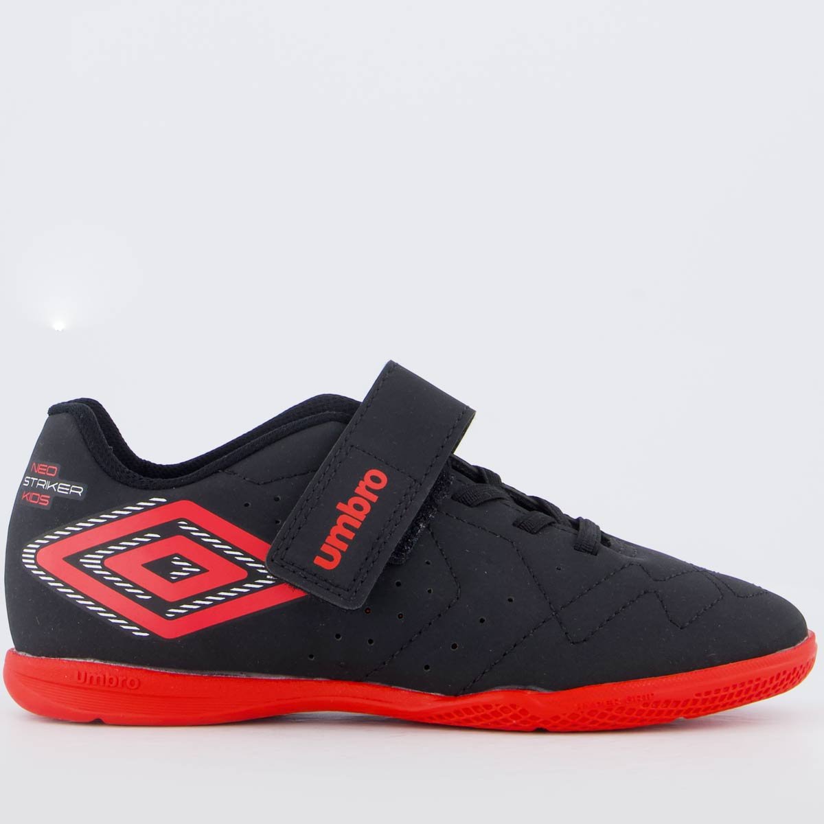 Chuteira Umbro Neo Striker Infantil Preta e Vermelha