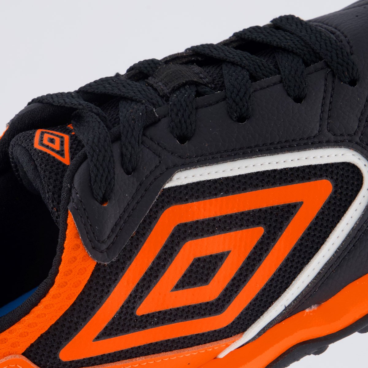 Chuteira Umbro Pro Challenge Uptake Society Preta e Laranja Preto/Laranja 7