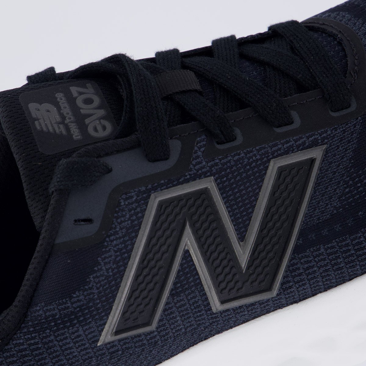 Tênis New Balance Fresh Foam X Evoz V4 Preto e Branco Azul Marinho 7