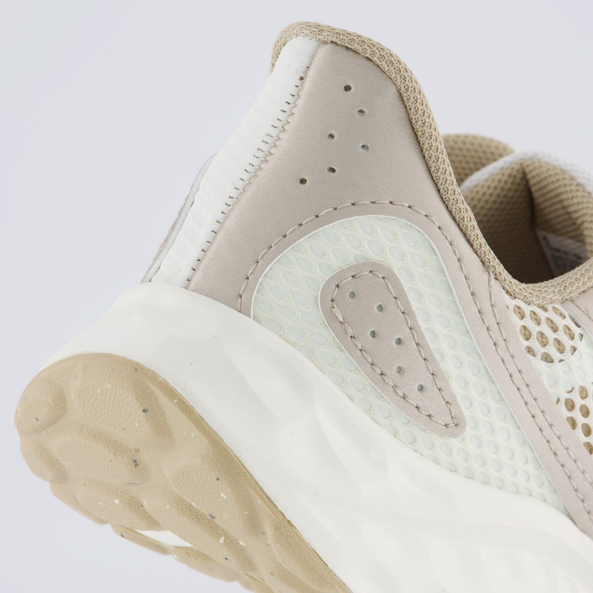 Tênis New Balance Fresh Foam Arishi V4 Feminino Bege e Branco Bege 6