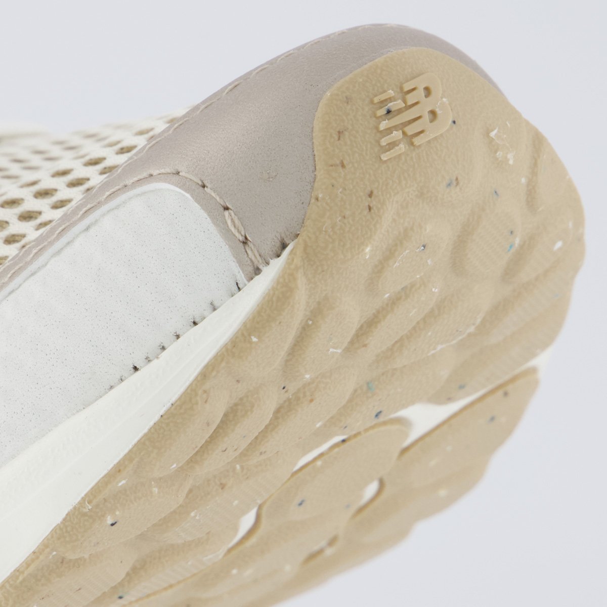 Tênis New Balance Fresh Foam Arishi V4 Feminino Bege e Branco Bege 8