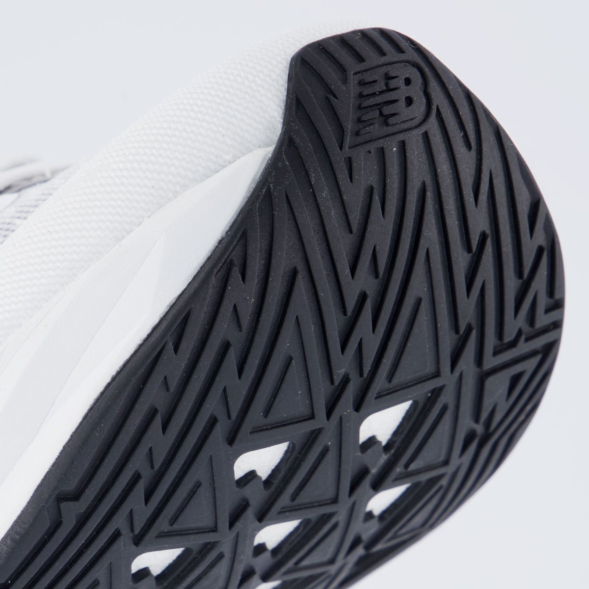 Tênis New Balance Fuelcell Rebel V5 Branco e Preto Branco 8