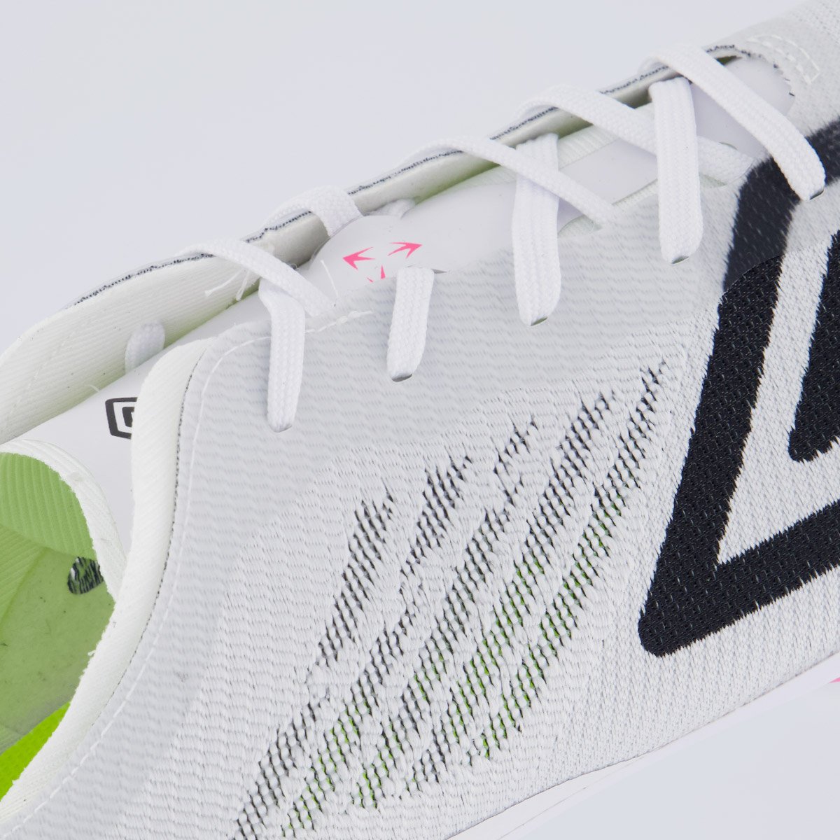 Chuteira Umbro Velocita Décimo Premier Campo Branca e Rosa Branco 7