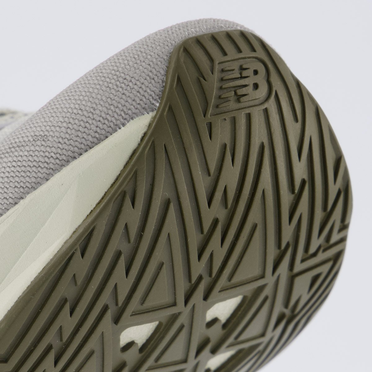 Tênis New Balance Fuelcell Rebel V5 Cinza e Roxo Bege 8